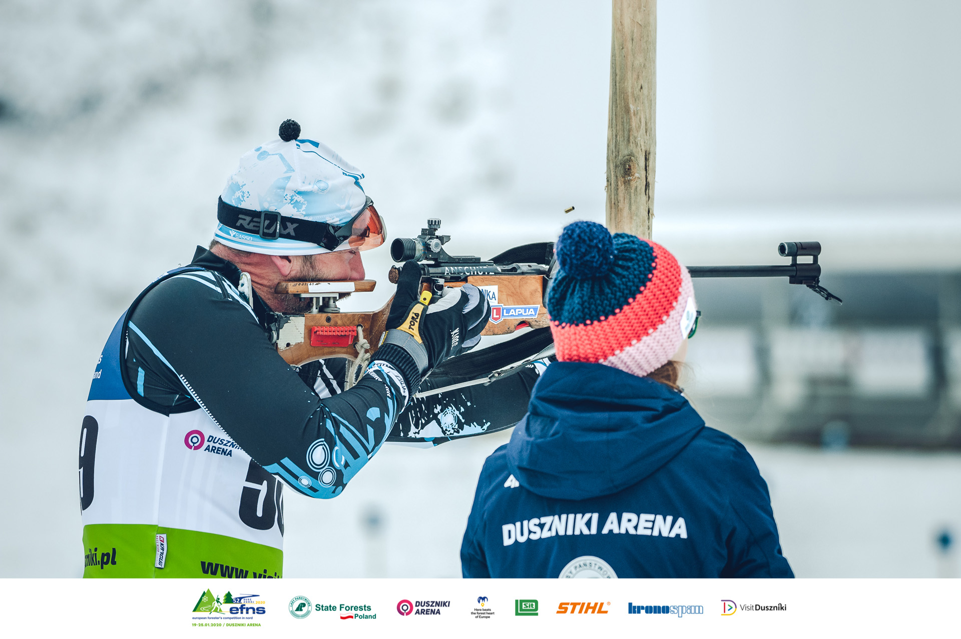 Mann konzentriert sich beim Schießen bei der Nordischen Ski EM mit STIHL als Sponsor 